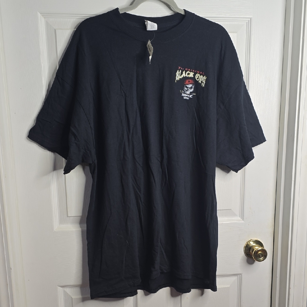 Gildan Black Short Sleeve Tee with Small Skull Graphic